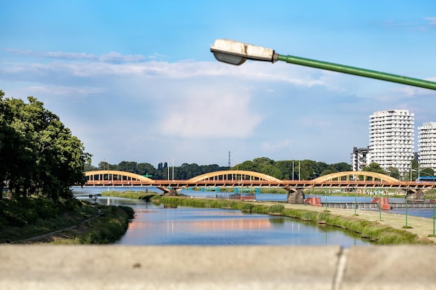 Vista del puente del río y del camino en Wroclaw Polonia