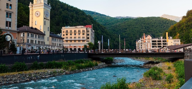 Vista del puente Romanov del ayuntamiento y el río Mzymta al atardecer