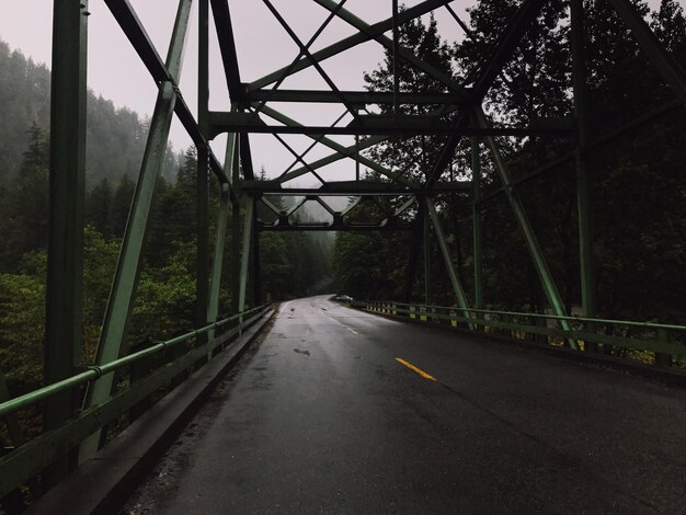 Foto vista del puente sobre la carretera en el bosque