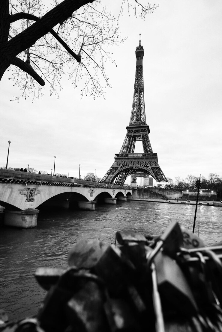 Foto vista del puente sobre el río en la ciudad
