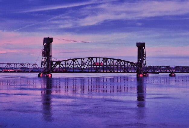 Vista del puente sobre el río contra un cielo nublado