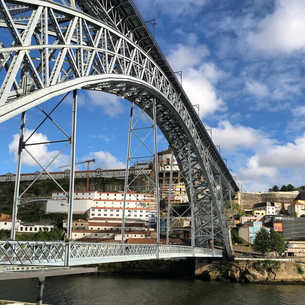 Foto vista del puente sobre el río contra el cielo nublado