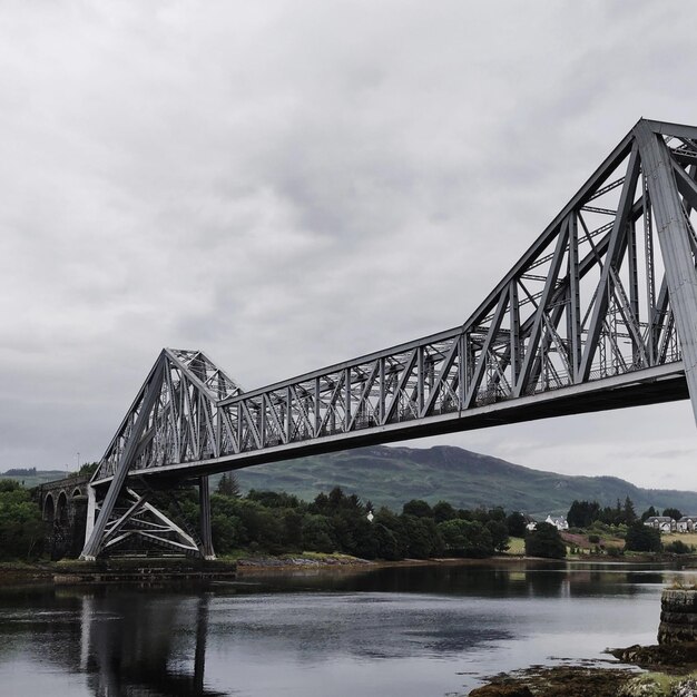 Foto vista del puente sobre el río contra el cielo nublado