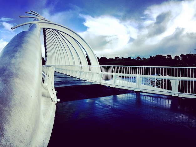 Foto vista del puente sobre el río contra el cielo nublado