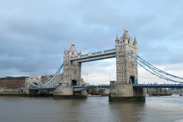 Foto vista del puente sobre el río contra el cielo nublado