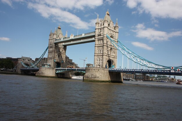 Vista del puente sobre el río contra el cielo nublado