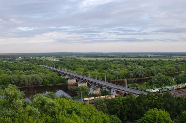 Vista del puente sobre el río Klyazma y el ferrocarril en Vladimir