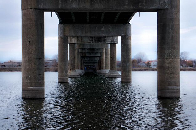 Foto vista del puente sobre el río