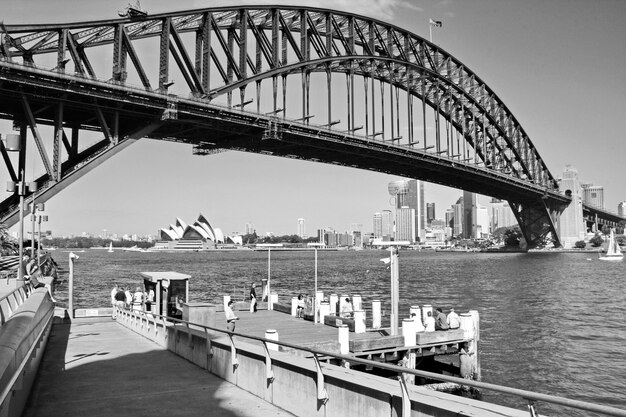 Foto vista del puente sobre el río