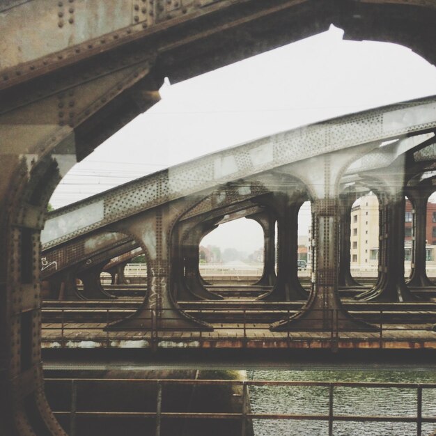 Foto vista del puente sobre las vías del ferrocarril