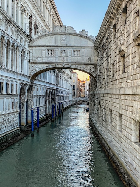 Vista del Puente de los Suspiros (Ponte dei Sospiri) en Venecia.