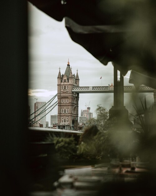 Foto vista del puente de la torre y los edificios de la ciudad