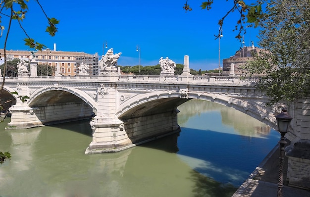 La vista del puente Umberto en Roma Italia