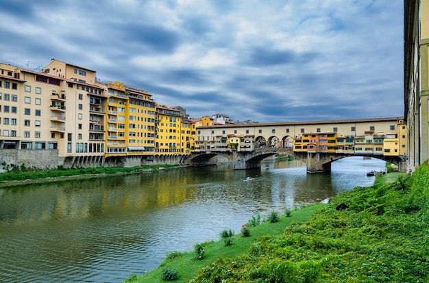 Vista del puente Vecchio en la ciudad de Florencia.