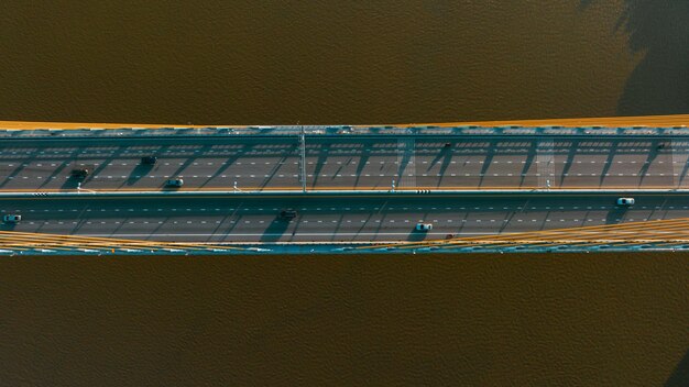 Foto vista del puente desde la vista superior del dron tailandia puente de transporte de automóviles y paisajes fluviales a vista de pájaro durante la puesta de sol