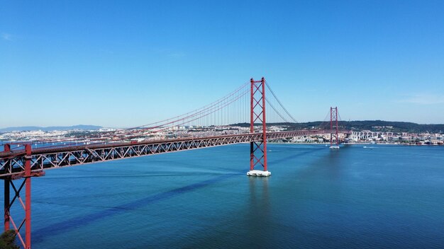 Foto vista del puente xxv de abril contra el cielo azul