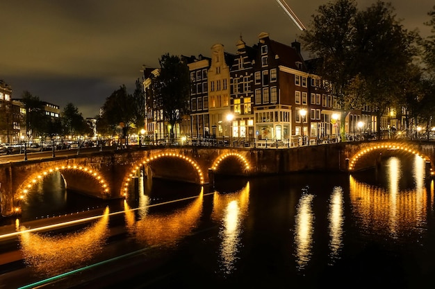 Una vista de los puentes en el canal Leidsegracht y Keizersgracht en Amsterdam El sendero desde el barco
