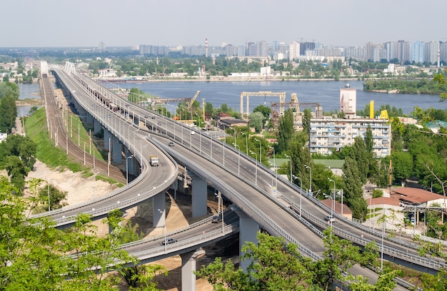 Vista de puentes de carreteras y vías férreas desde una colina sobre el río Dnieper. Kiev, Ucrania