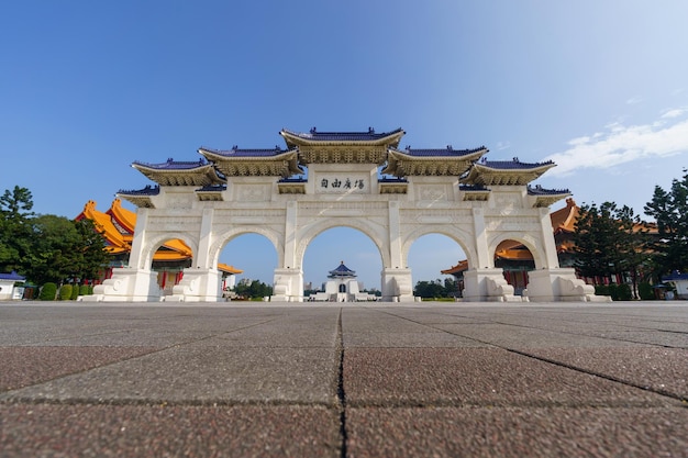 Vista de la puerta en el arco de CKS Chiang Kai Shek Memorial Hall Tapiei Taiwán El significado del texto chino en el arco es Liberty Square