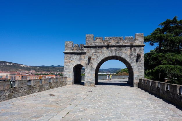 Vista de la puerta de la muralla de la ciudad y el camino en Pamplona España