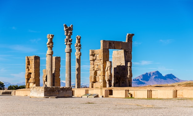 Vista de la puerta de todas las naciones en Persépolis - Irán