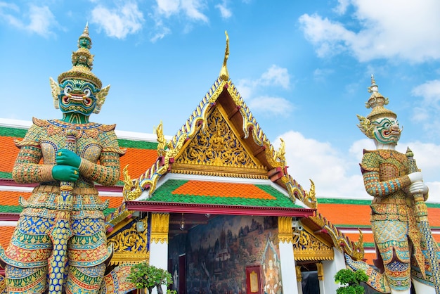 Vista de las puertas del Gran Palacio con guardianes demoníacos Bangkok Thailand