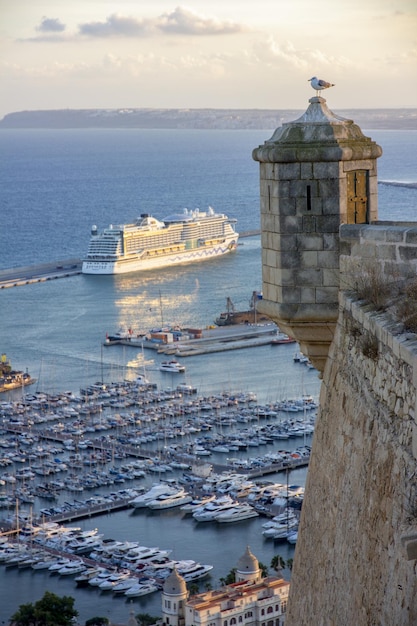 Vista del puerto de Alicante desde el castillo de Santa Baarbara. Ciudad mediterránea con playa y su