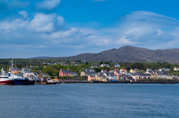 Vista del puerto con barcos y otwn de Castletown Bere en el sur de Irlanda y las montañas