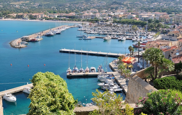 Vista del puerto de Calvi - isla de Córcega en Europa desde un patio