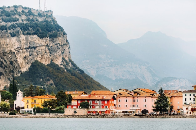 Foto vista del puerto y la ciudad de torbole, cerca del lago de garda en italia. ciudad italiana de torbole en el lago de garda.