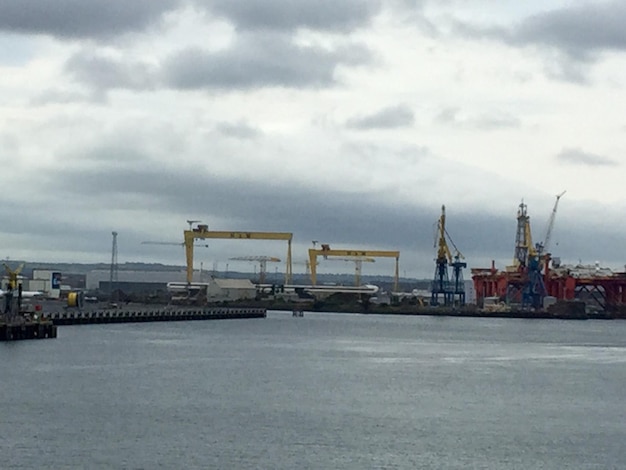 Foto vista del puerto contra el cielo nublado