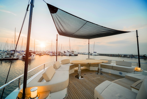 Vista del puerto con detalles de yates. Hermoso cielo al atardecer en la bahía marina.