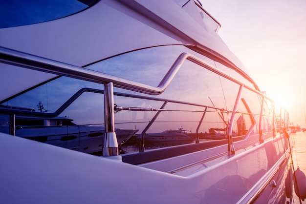 Foto vista del puerto con detalles de yates. hermoso cielo al atardecer en la bahía marina.