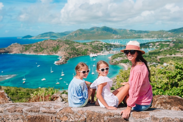 Vista del puerto inglés desde Shirley Heights, Antigua, Paradise Bay en una isla tropical en el mar Caribe