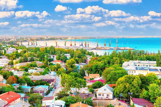 Vista del puerto marítimo y la ciudad de Feodosia