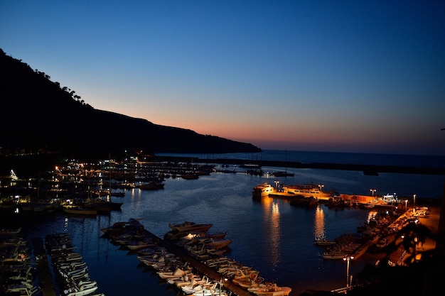 Vista del puerto por la noche