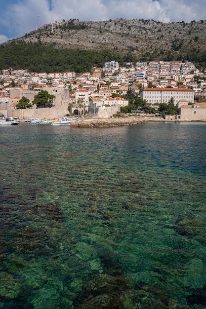 Vista del puerto viejo de la ciudad vieja de Dubrovnik, Croacia