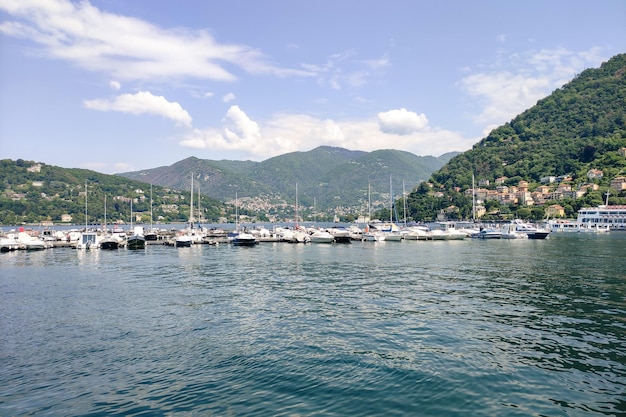 vista en el puerto con vista en barco del lago en el paisaje de las montañas