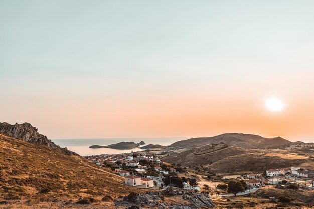 Foto vista de la puesta de sol al mar egeo lemnos o isla de limnos grecia ideal para vacaciones de verano