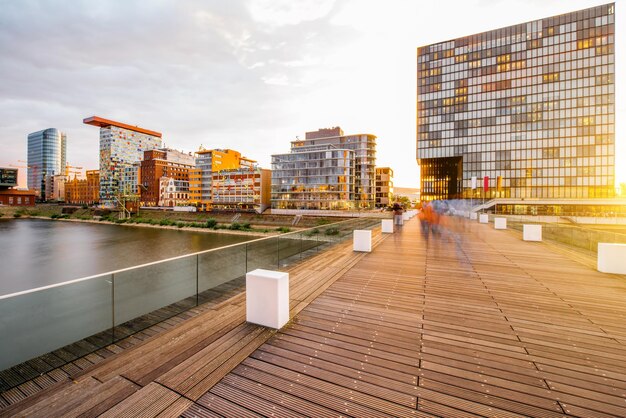 Vista de la puesta de sol en el distrito financiero de Medienhafen con edificios modernos en la ciudad de Dusseldorf, Alemania