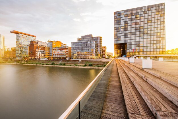 Vista de la puesta de sol en el distrito financiero de Medienhafen con edificios modernos en la ciudad de Dusseldorf, Alemania