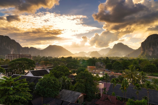 Vista para la puesta de sol en Vang Vieng, Laos.