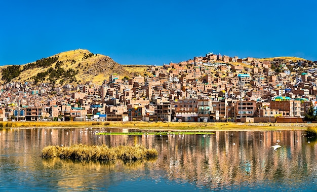 Vista de puno desde el lago titicaca en perú