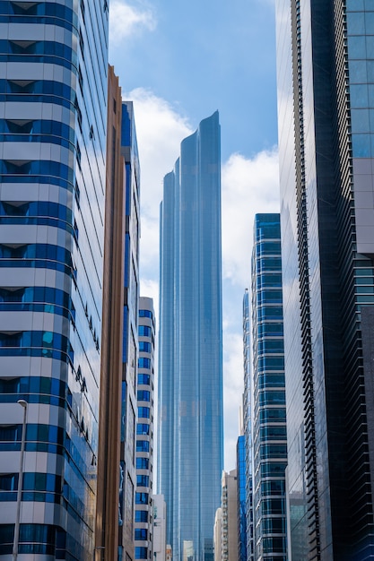 Vista de los rascacielos de Abu Dhabi, Emiratos Árabes Unidos. Calles mágicas de Abu Dhabi con altos edificios de cristal.