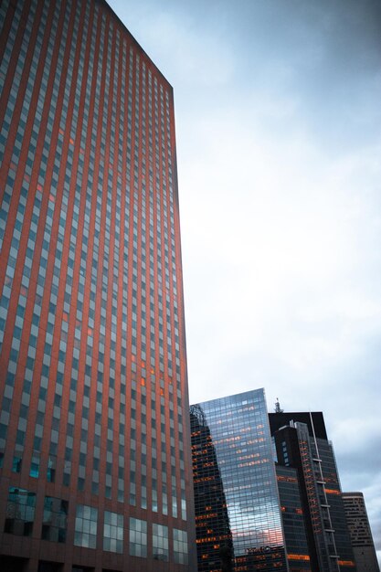 Vista de rascacielos de aspecto moderno desde el metropol de París durante el crepúsculo Vista de rascacielos de aspecto moderno desde el metropol de París durante el crepúsculo