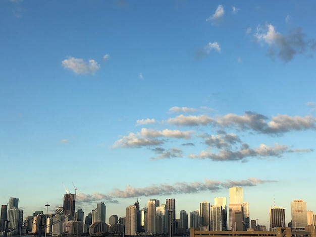 Foto vista de rascacielos contra el cielo nublado