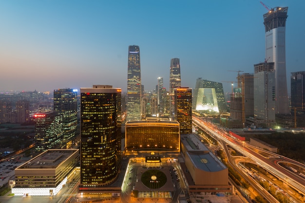 Vista de los rascacielos del distrito central de negocios de Pekín, edificio al atardecer en Pekín