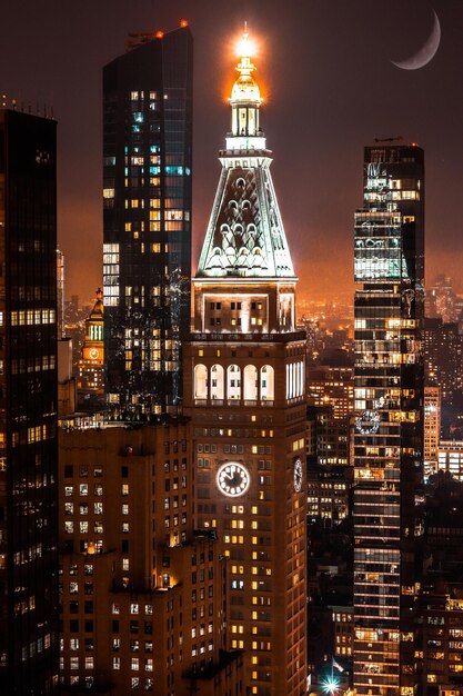 Foto vista de rascacielos iluminados por la noche en la ciudad