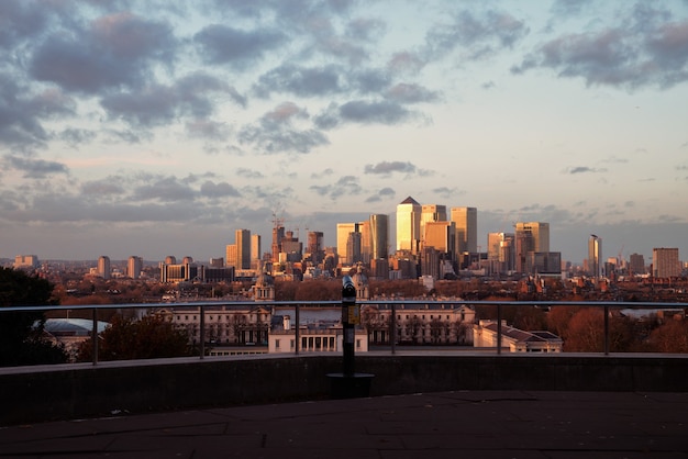 Vista de los rascacielos de Londres desde un mirador en Greenwich al atardecer y catalejo.