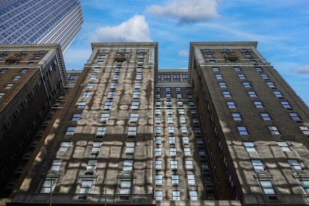 Vista de los rascacielos de manhattan de nueva york desde la calle hasta la parte superior del edificio en un día claro y soleado